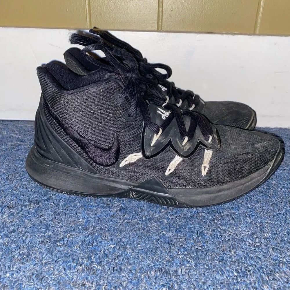 Nike Kyrie Irving youth boys 6 mid top eye tie up basketball shoes black